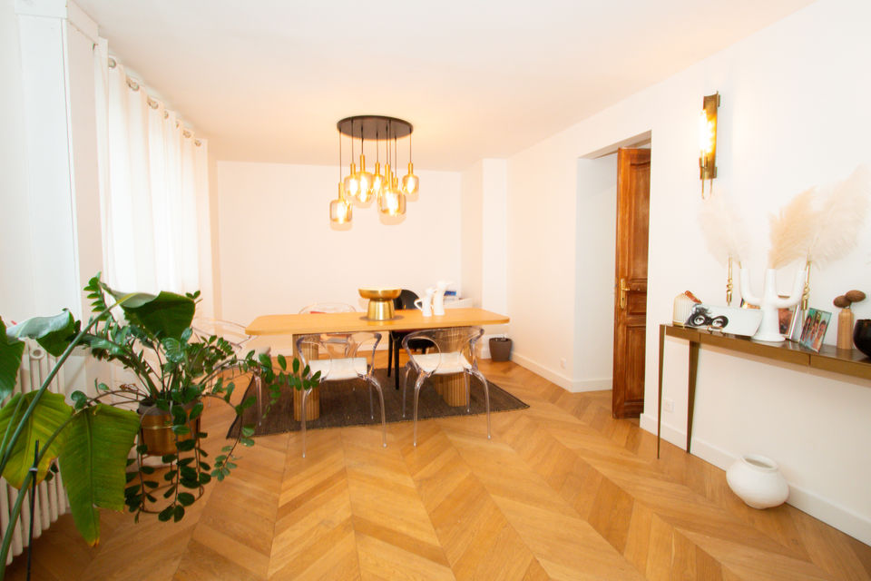 Peinture ; parquet ; bois ; design ; mobilier ; rénovation ; murs ; maçonnerie ; plafond ; cuisine ; spots ; entrée ; salle de bain ; lumière ; appartement ; maison ; plomberie ; rendez-vous ; entrepreneur