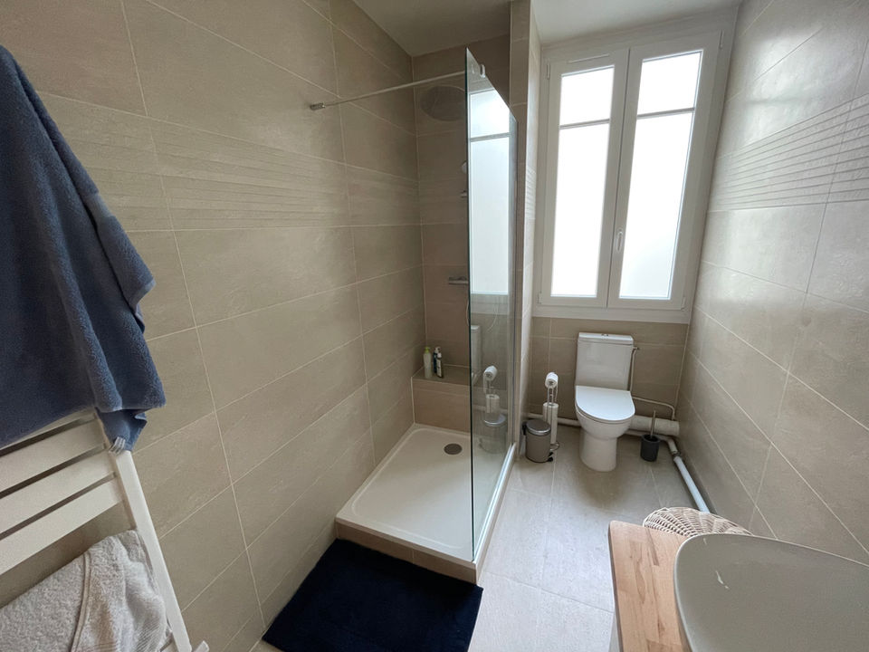 Peinture ; parquet ; bois ; design ; mobilier ; rénovation ; murs ; maçonnerie ; plafond ; cuisine ; spots ; entrée ; salle de bain ; lumière ; appartement ; maison ; plomberie ; rendez-vous ; entrepreneur
