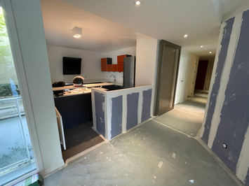Peinture ; parquet ; bois ; design ; mobilier ; rénovation ; murs ; maçonnerie ; plafond ; cuisine ; spots ; entrée ; salle de bain ; lumière ; appartement ; maison ; plomberie ; rendez-vous ; entrepreneur