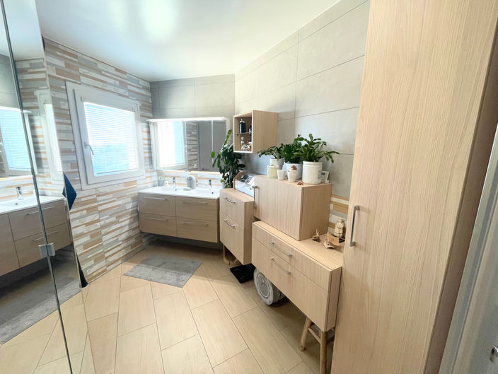 Peinture ; parquet ; bois ; design ; mobilier ; rénovation ; murs ; maçonnerie ; plafond ; cuisine ; spots ; entrée ; salle de bain ; lumière ; appartement ; maison ; plomberie ; rendez-vous ; entrepreneur