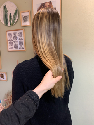 Natürliche Farbverläufe wie nach einem richtig guten Sommer. Mit speziellen Paintings und Färbetechniken helfen wir etwas nach und zaubern dir wunderschöne Übergänge mit blonden Akzenten und Reflexen.