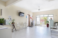 Sala de espera e recepção no térreo