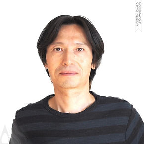 Hiroyuki Matsuishi es un representante de Hiroyuki Matsuishi Design Office. Sus principales funciones son el diseño de marca, diseño de paquetes y diseño publicitario. Se especializa en diseño de estilo japonés con pinceladas y sumi-e. Ha estado presentando trabajos de carteles originales sobre temas ambientales desde hace 15 años y ha ganado numerosos premios en concursos internacionales.