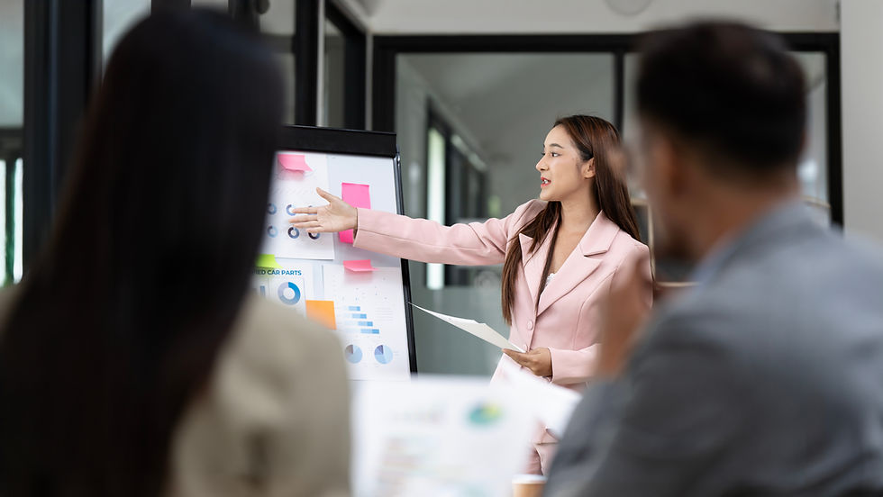 Presentation skills training in Singapore – trainer guiding professionals with flipchart visuals during corporate workshop to improve communication and public speaking.