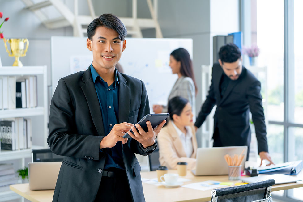 Advanced Presentation Skills Training in Singapore – confident presenter engaging in corporate workshop