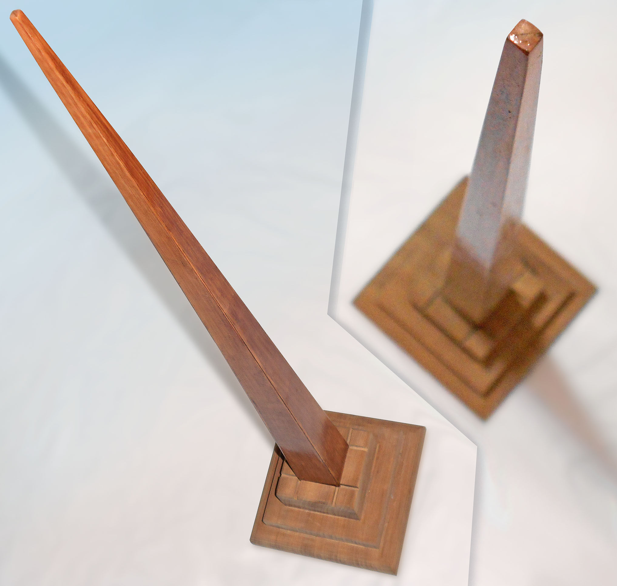 Obelisco de Madera Maciza.