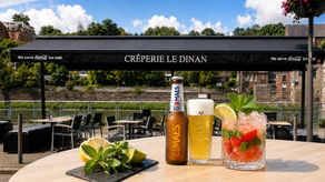 Bière sans alcool et cocktail sans alcool servis dans une ambiance conviviale.