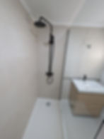 Banheiro com ducha preta e pia, Portfolio Imobiliário