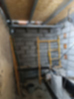 Interior de obra com blocos e andaimes, Portfolio Imobiliário.