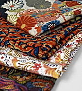 Tissus à motifs gais et colorés utilisés par La Boëlie
