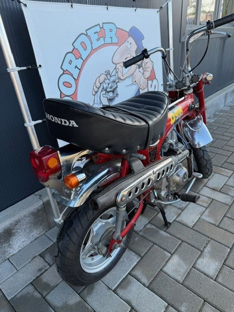 Thumbnail: Honda Dax ST70 rood