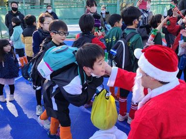 低学年親子サッカー&サンタ登場