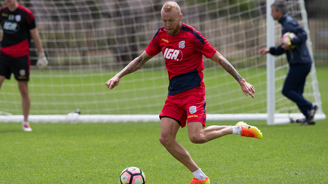 Adelaide United sign Taylor Regan