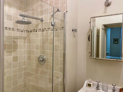 Salle de bain spacieuse