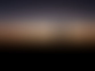 Eddi Hüneke als Silhouette bei Sonnenuntergang auf weiter Landschaft – stimmungsvolles Porträt des deutschen Musikers vor orange-blauem Abendhimmel.