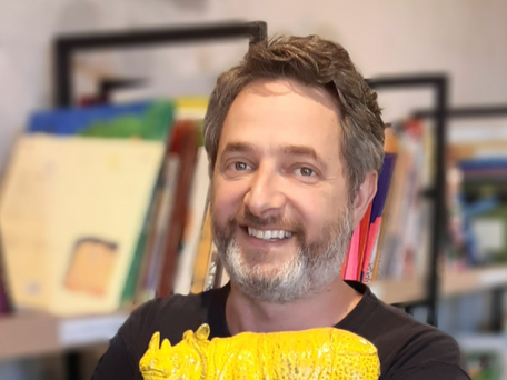 Volnei Canônica lança seu livro "O tempo toto" no Instituto de Leitura Quindim, em Caxias do Sul. 