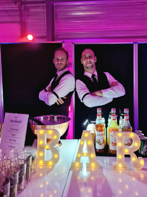 Équipe de barmans professionnels pour animation cocktail et bar événementiel