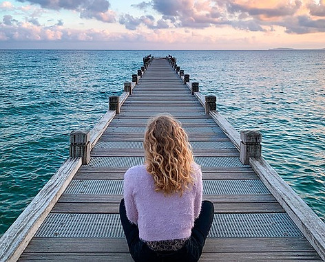 Femme assise sur un pont