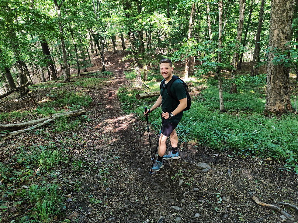 Wędrówka przez las.