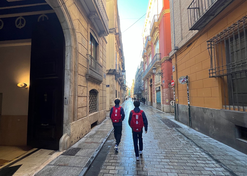 スペインの路地を歩く留学生