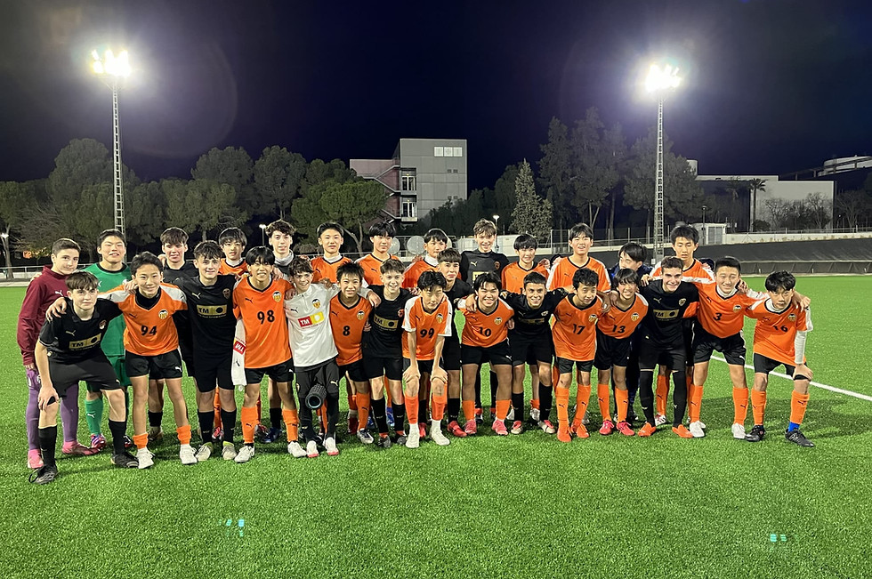 親善試合後に両チームで撮影した集合写真