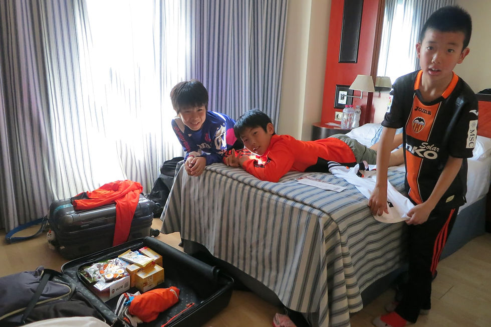ホテルの客室で過ごす留学生