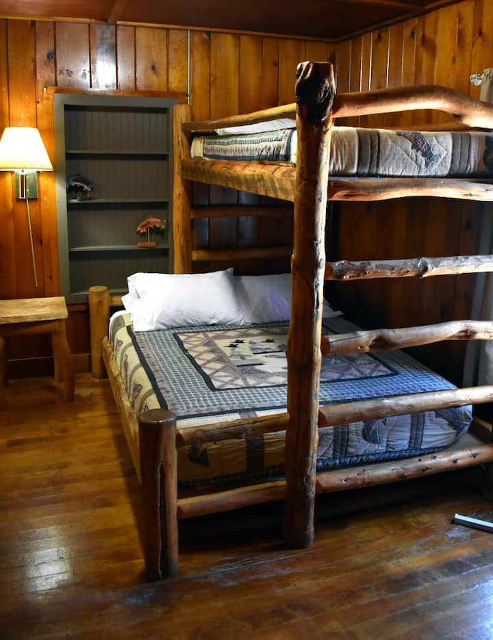 Cougar Mountain Lodge Room 7