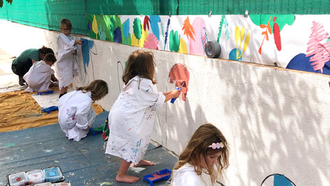 Les élèves de moyenne et grande section de maternelle de l'école de Lorgues ont conçu et réalisée cette grande fresque qui court sur les 40 m du muret de leur cours de récréation. 