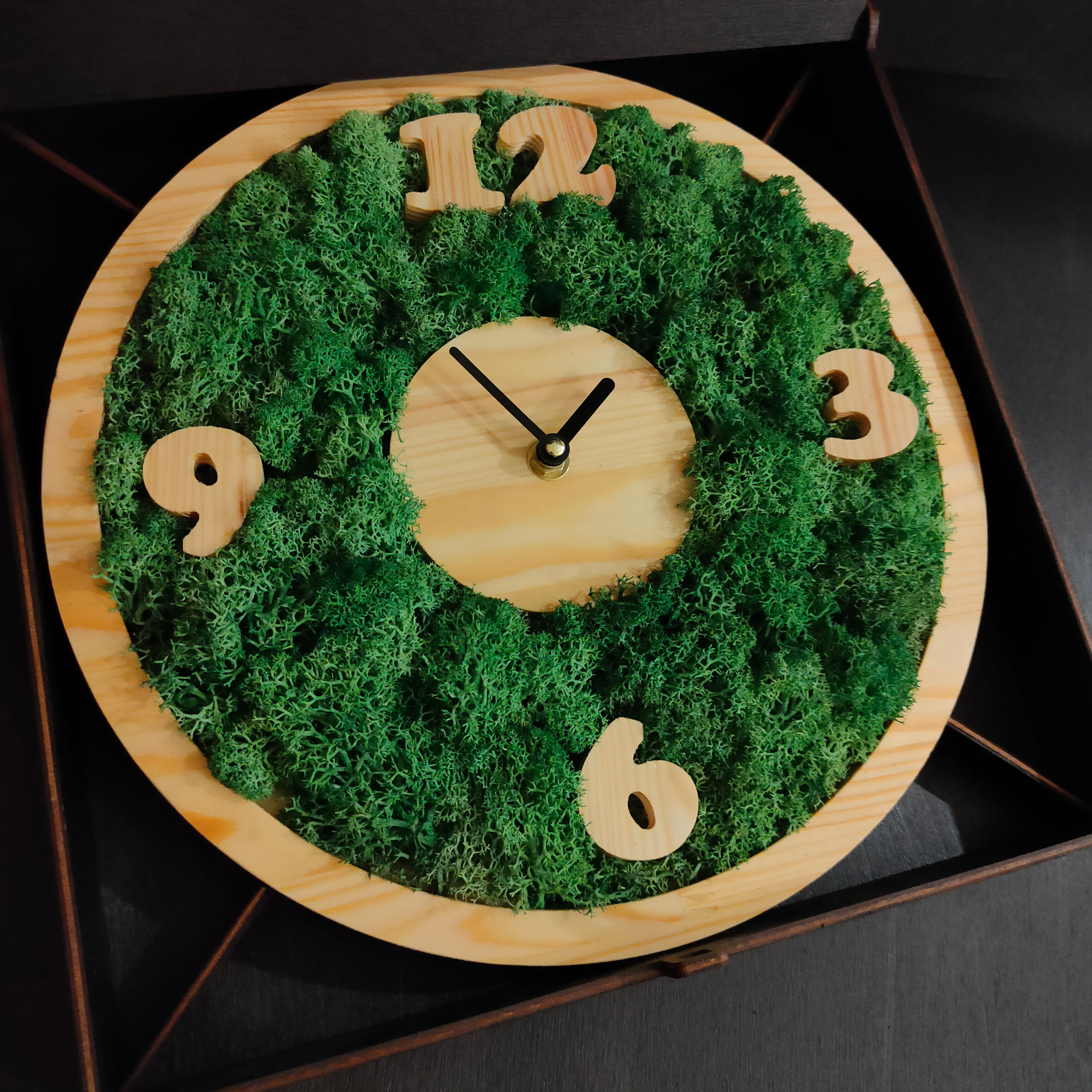 Деревянний годинник із мохом, діаметр 30 см.