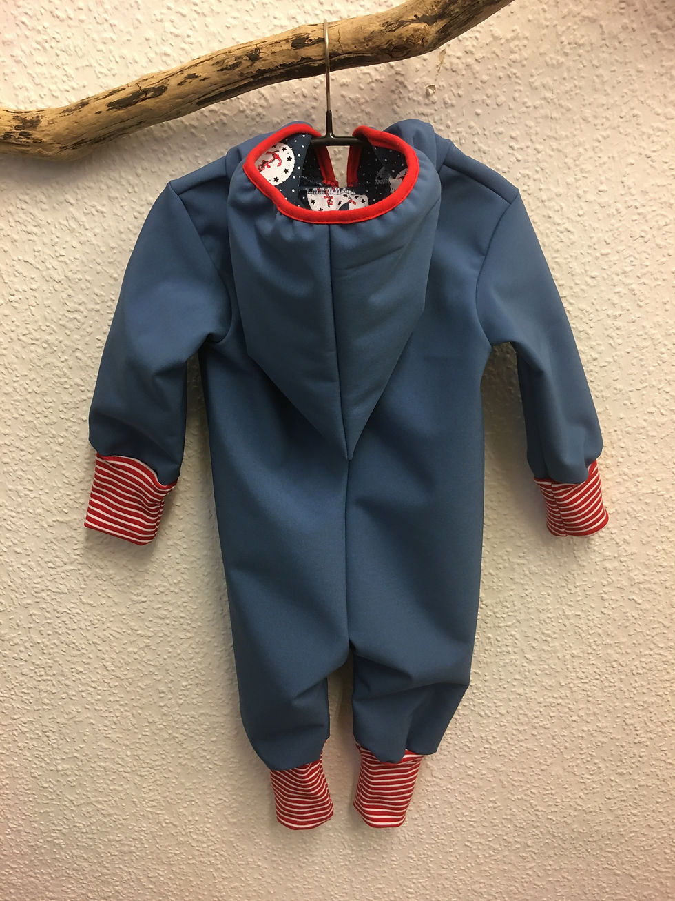 Miniaturbild: Blaue Baby Softshelljacke mit rotem Futter und Details, für Babys