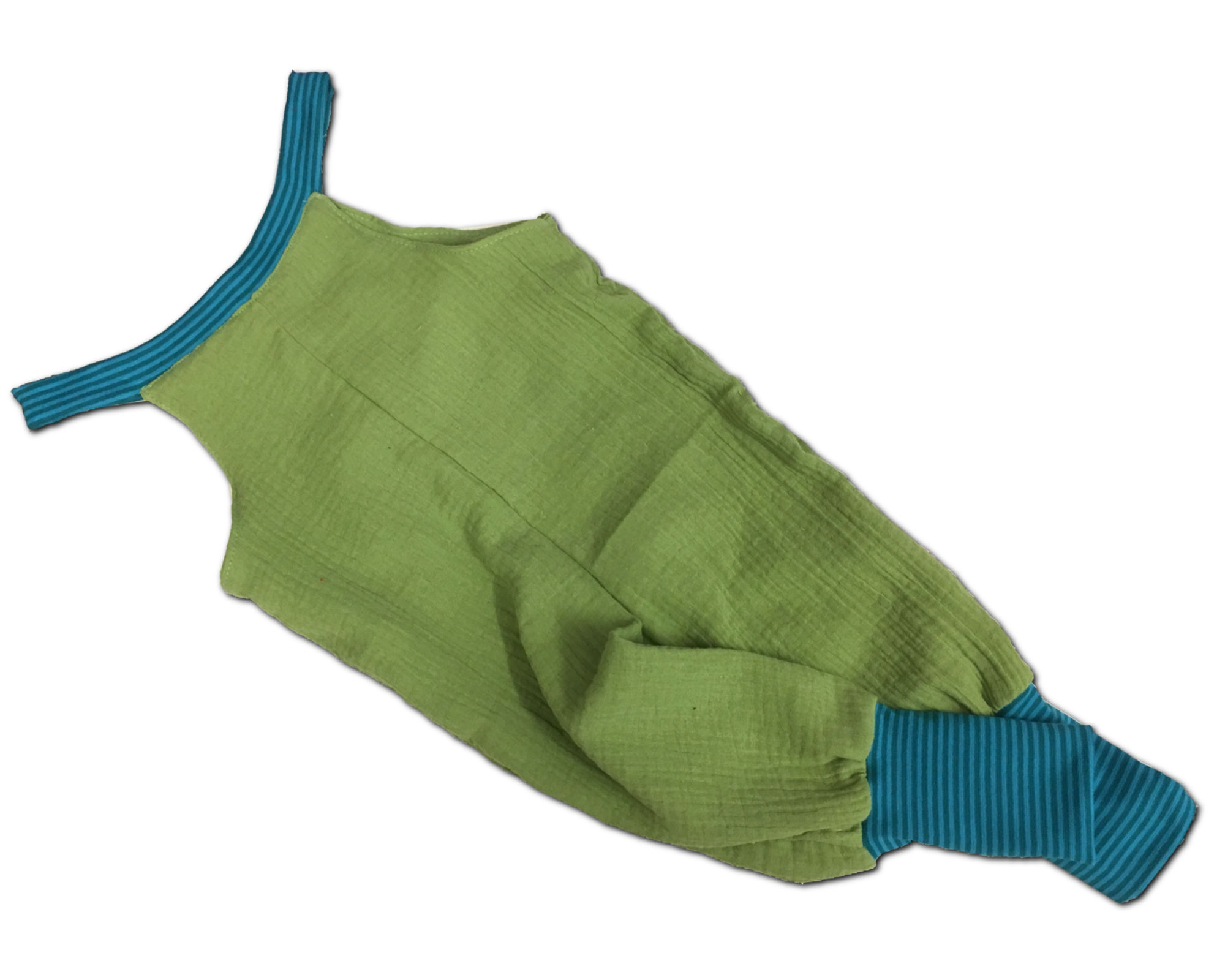 Grüner Overall mit blauem Saum. Walkjacke Kinderkleidung Lütt un Lütt.