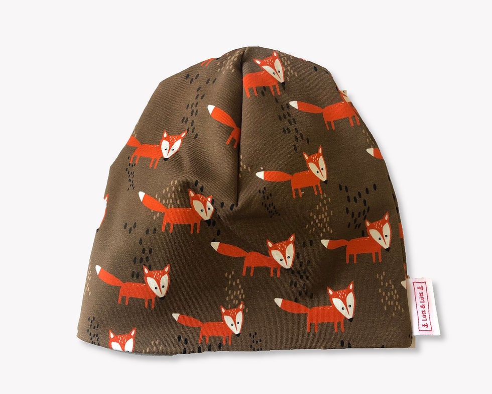 Braune Mütze mit roten Füchsen, Kindermode, Muster, Herbst, Accessoire