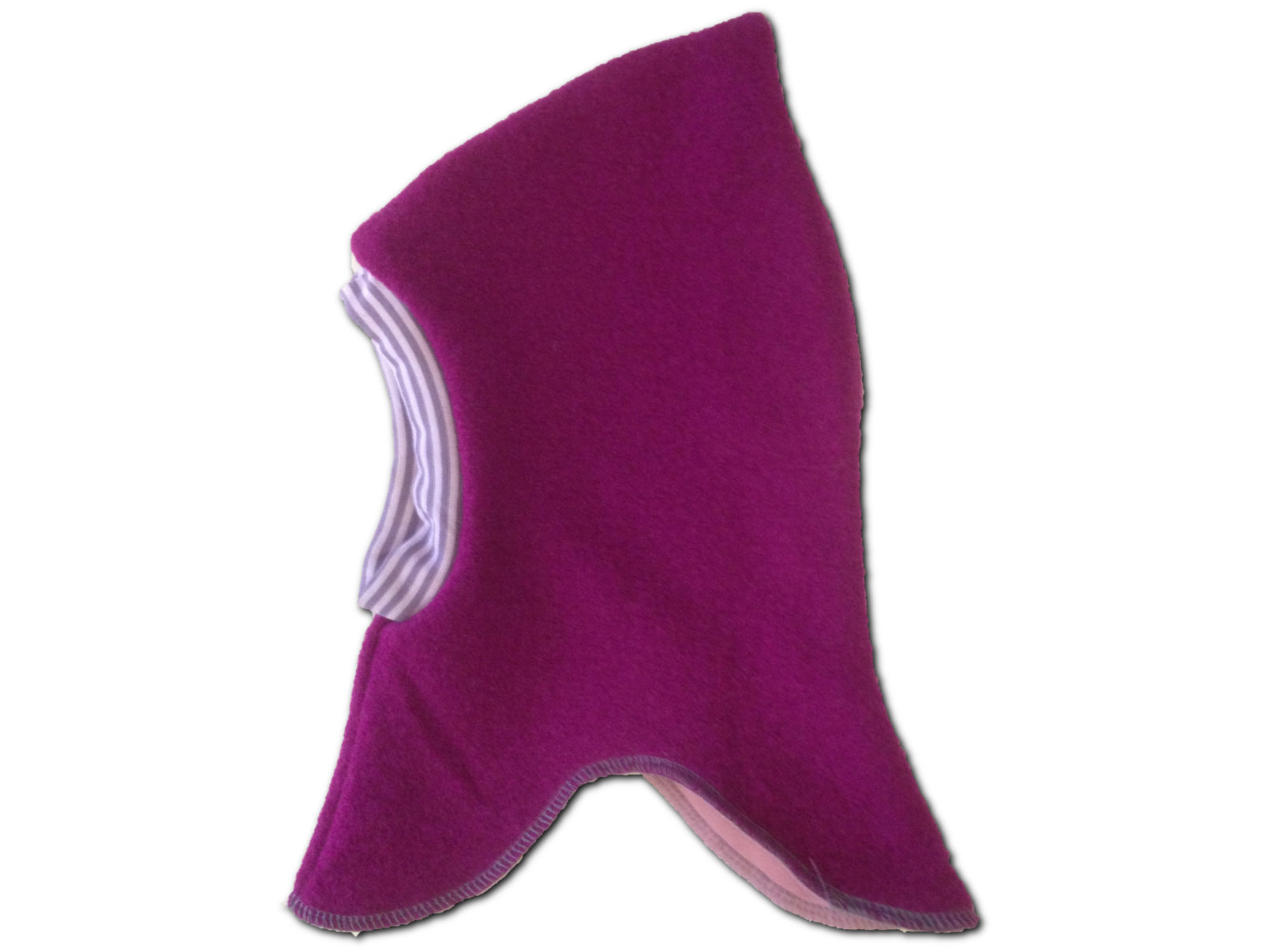 Burgunderrote Mütze mit Kapuze, isoliert auf weißem Hintergrund, Walkpullover in Grün Kindermode.