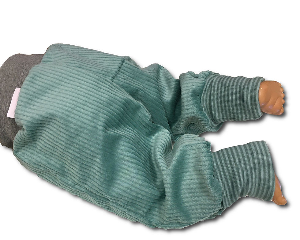 Miniaturbild: Baby liegt auf dem Bauch und trägt einen grünen Cord-Softshellanzug.