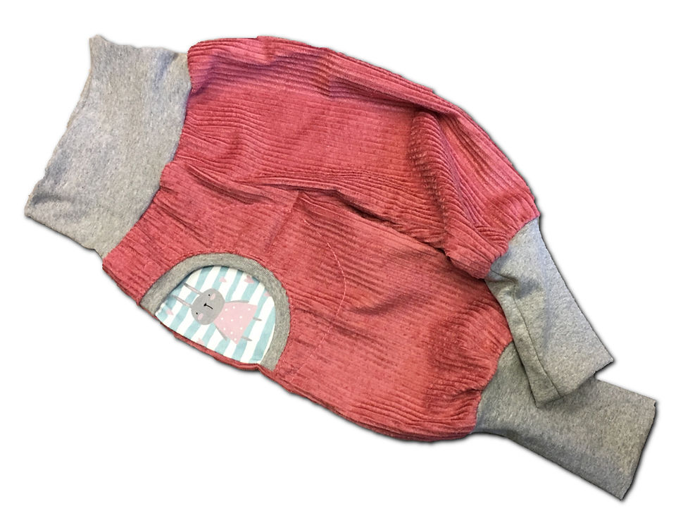 Miniaturbild: Roter Sofshellanzug liegt, mit grauämliger Kleidung und einem kleinen Applikationsdetail.