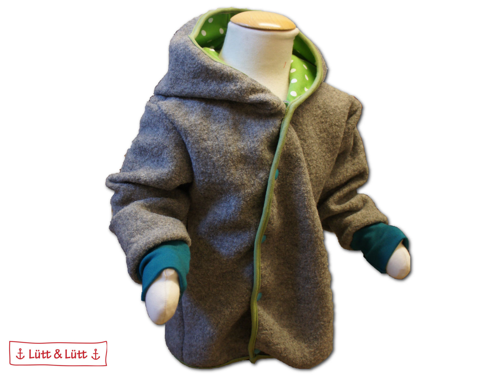 Graue Kinderjacke mit Kapuze und grünen Akzenten, auf einer Schaufensterpuppe stehend.