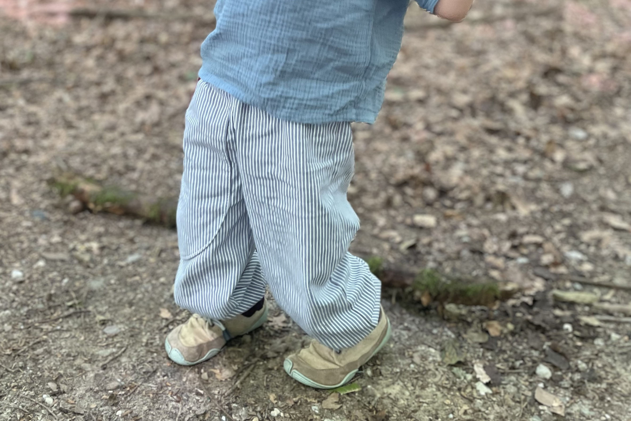 Kind in Jeanshose, Pumphose aus Jeans /Fuchs, stehend im Wald, Kindermode Lütt un Lütt