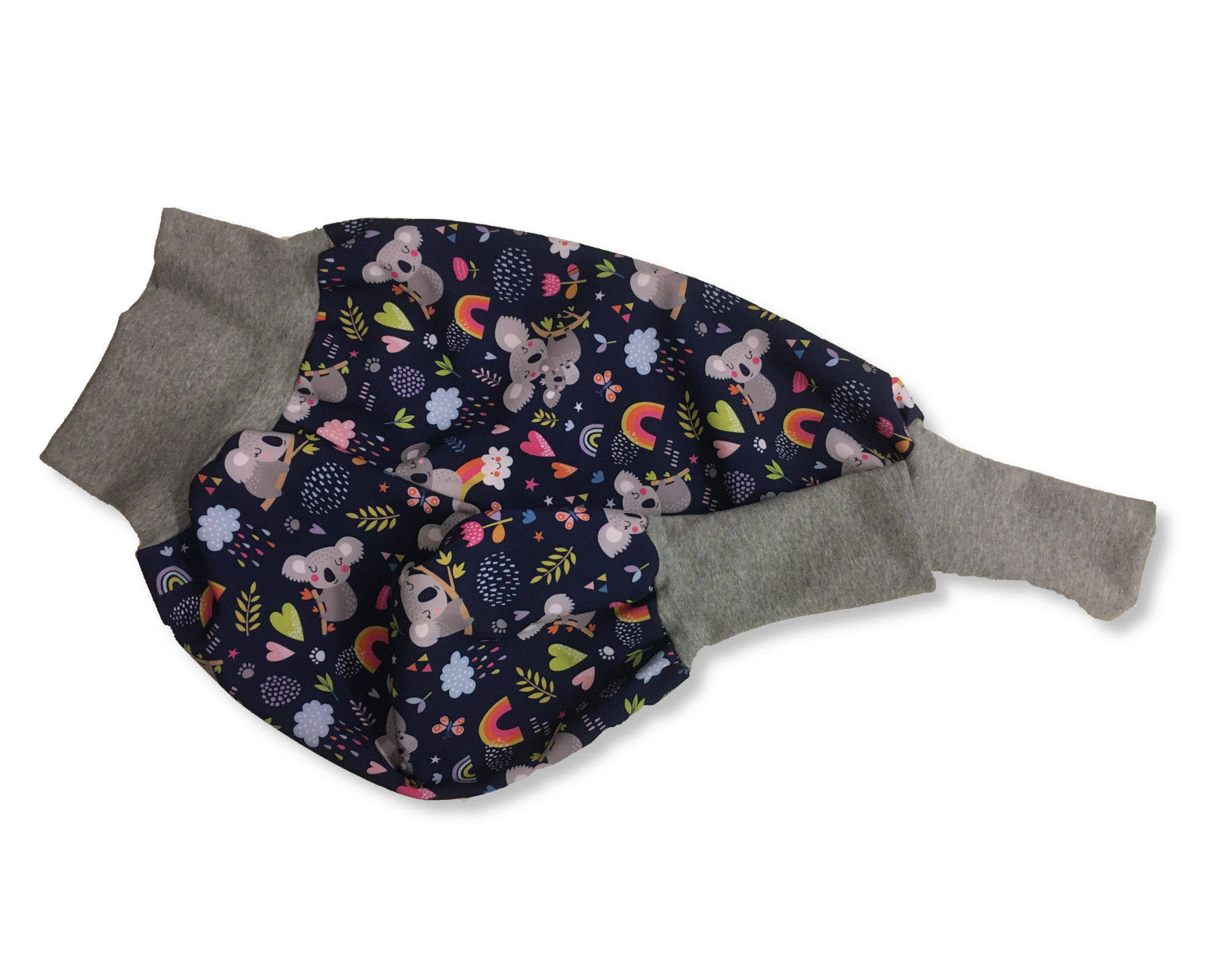 Dunkelblaues Shirt mit Koala-Muster, Pumphose aus Jeans /Fuchs, Kindermode Lütt un Lütt Hamburg.