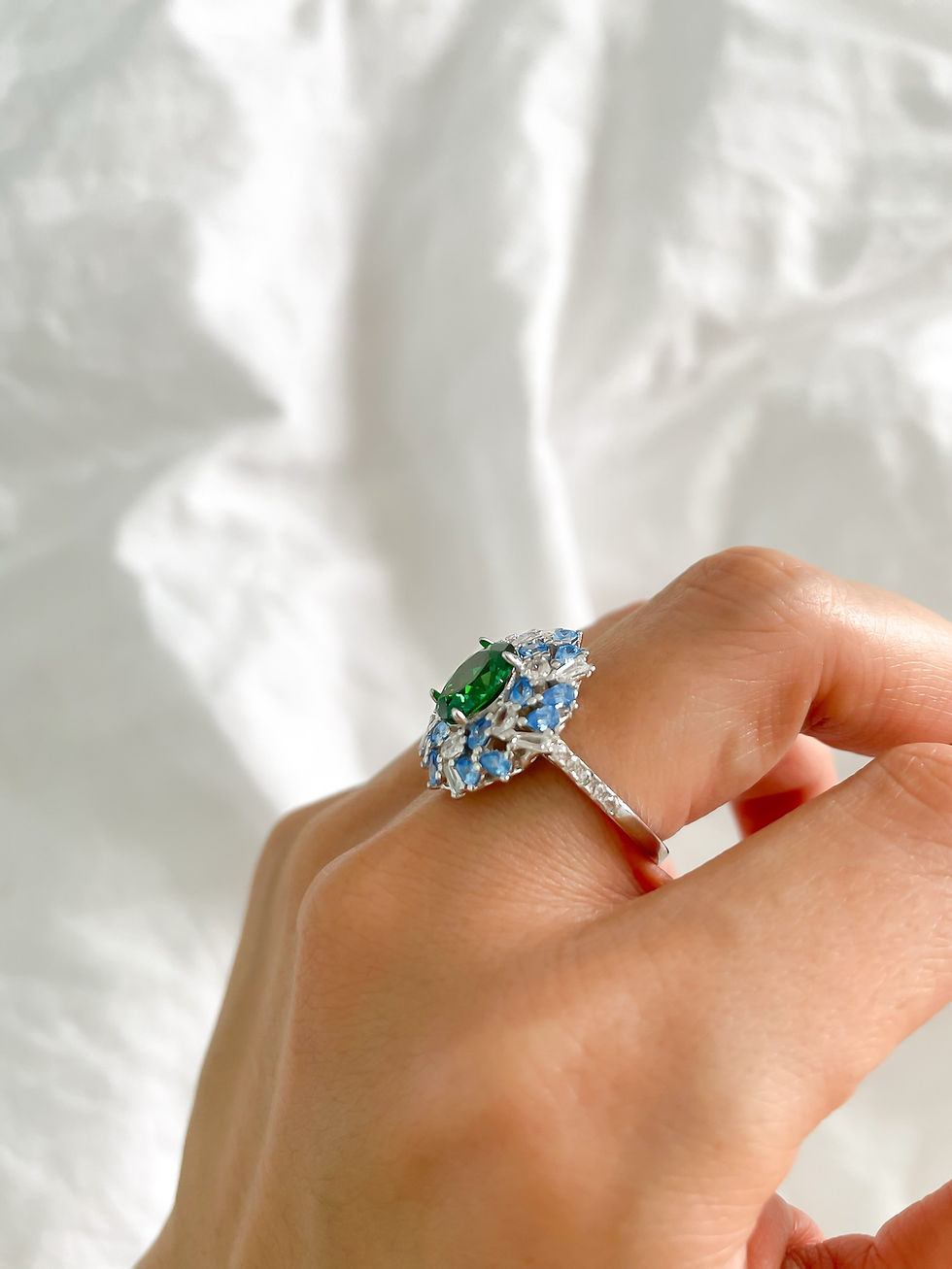 Thumbnail: Green Oval with Blue & White Cluster
