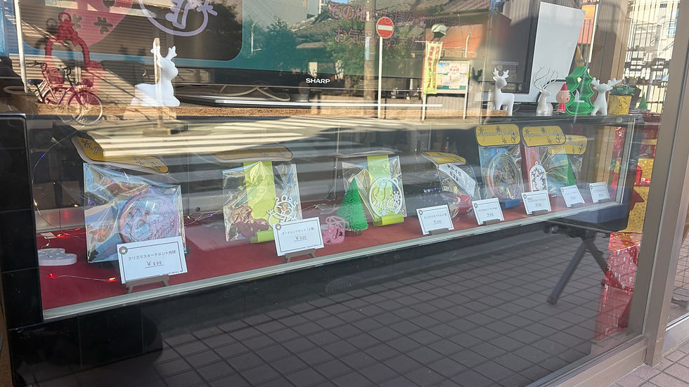 クリスマス仕様に変身した店頭ディスプレイ