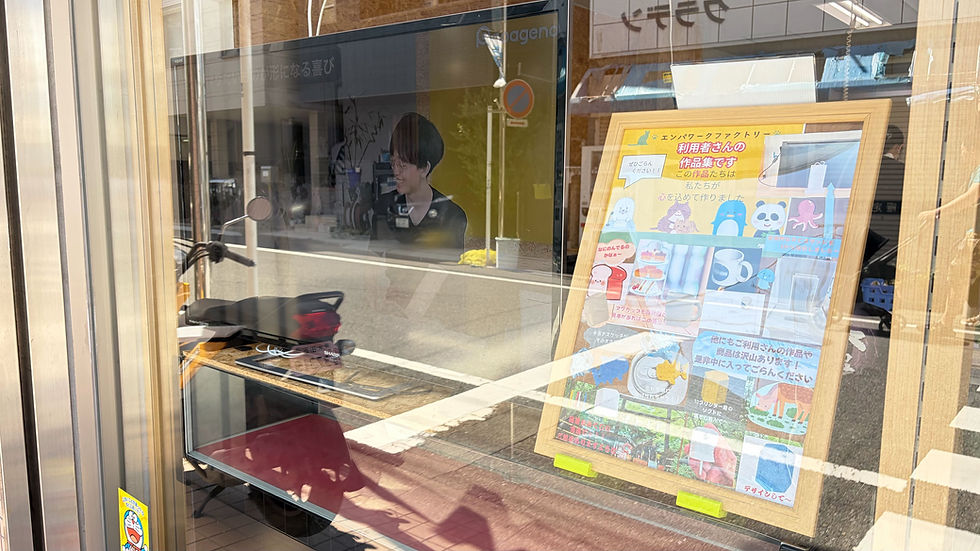 窓際にそっと飾られた作品集。通りを歩く方にも見てもらえます