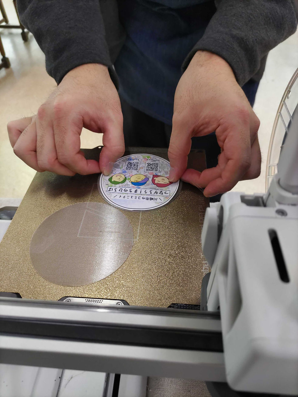 造形途中で紙を挟み込む繊細な工程