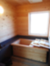 檜風呂で香りに癒されてください