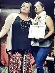 Thábata Emo, instructora certificada de Thetahealing por Vianna Stibal, entregando diploma a alumno