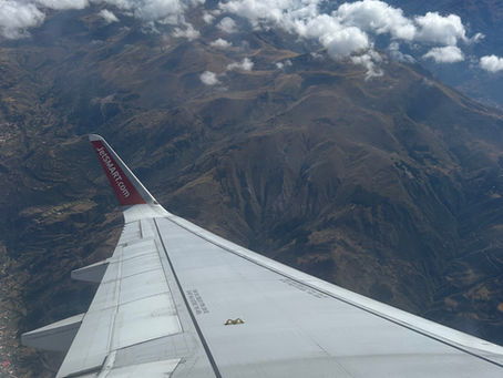 vue d'un avion sur les montagnes