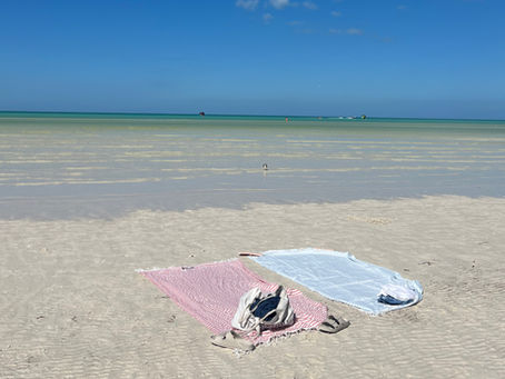 Plage paradisiaque avec sable blanc, eau turquoise et cocotiers sur une île tropicale idyllique