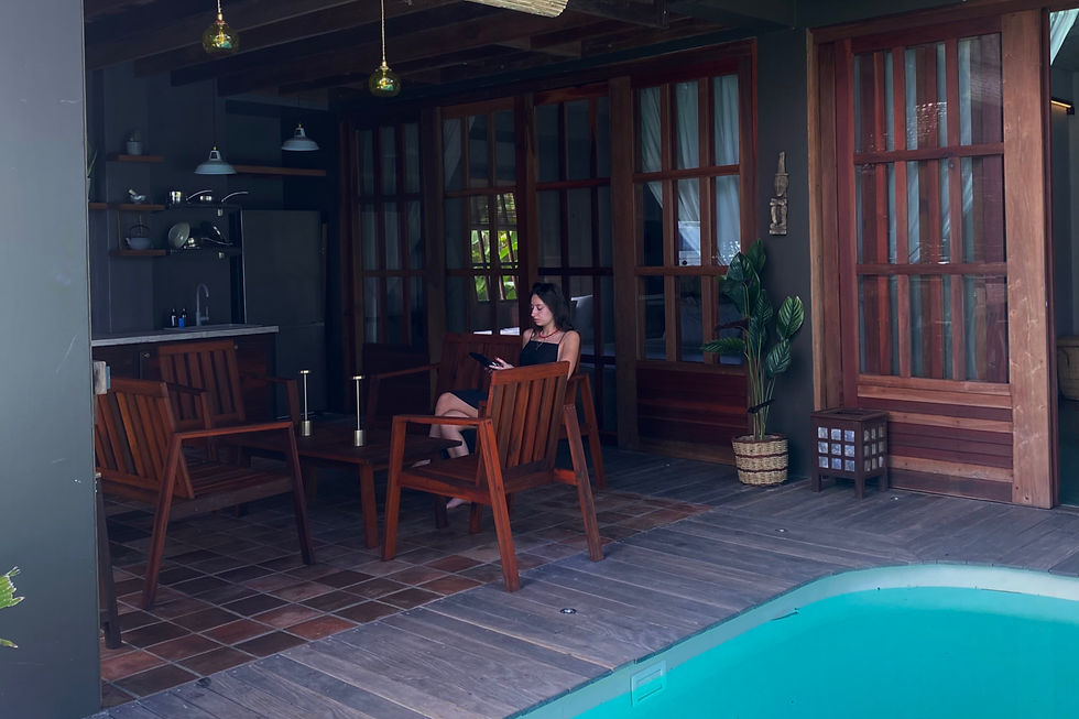 fille sur son tel dans une villa