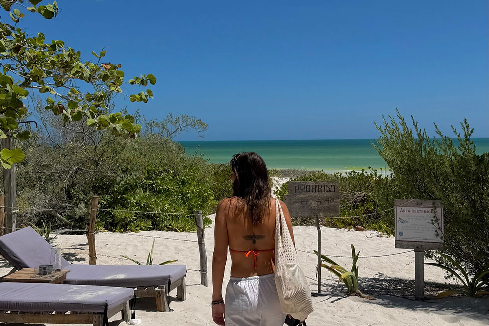 Fille sur la plage