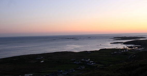 Vue en hauteur depuis la Sky Road sur l'océan Atlantique et une avancée de terre côtière sous un ciel brumeux dans le Connemara.