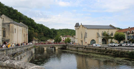 Vue sur la Dronne, le pont coudé et l'abbaye bénédictine de Brantôme.